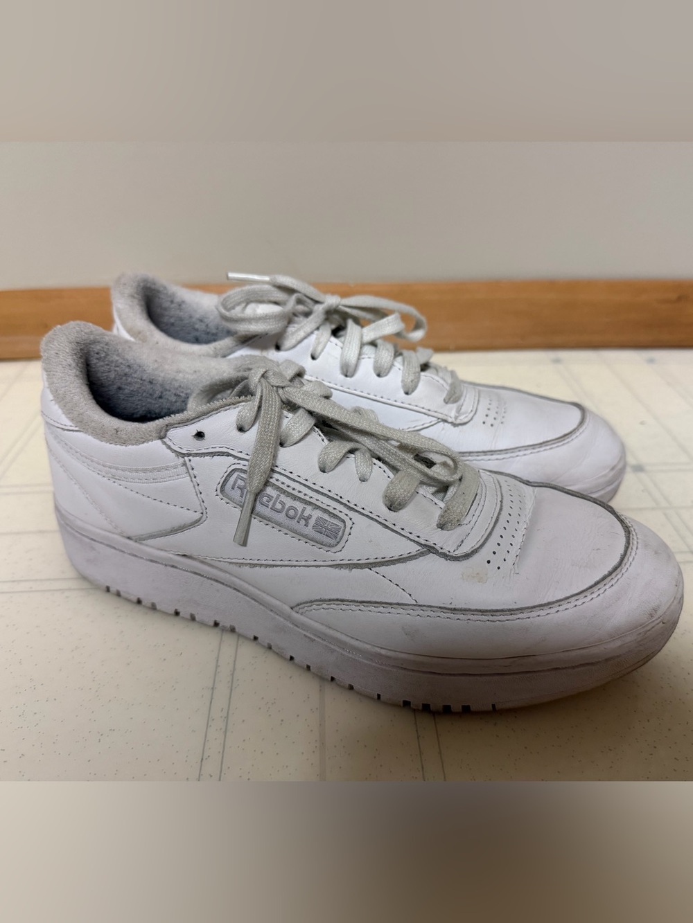 Reebok women/mens White Leather Low-Top Sneakers